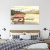 Activiteiten in de omgeving van Maligne Lake Boat  Canvas Afdruk (Insitu (Slaapkamer))
