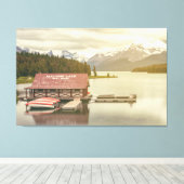 Activiteiten in de omgeving van Maligne Lake Boat  Canvas Afdruk (Insitu (Houten vloer))