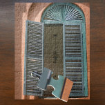 Activiteiten in de omgeving van Savannah Georgia H Legpuzzel<br><div class="desc">Het historische Sorrel-Weed House in Savannah, Georgia, gebouwd tussen 1835 en 1840, staat bekend als een van de meest spookachtige plekken in de stad. Deze puzzel, met fotografie van JLW_PHOTOGRAPHY, biedt een glimp door een van de vensters zodra deze is voltooid. Hoewel het misschien lijkt op een eenvoudig architectonisch detail,...</div>