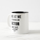 Actor Graduation Party Funny Gift Theater Lover Tweekleurige Koffiemok (Voorkant links)