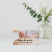 Acupuncturist aan het werk met cliënt visitekaartje (Staand voorkant)