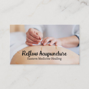 Acupuncturist aan het werk met cliënt visitekaartje