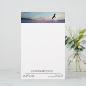 Adelaar boven de bergskyline Blue Sky Briefpapier (Staand voorkant)