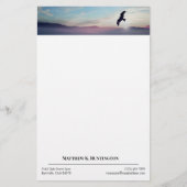 Adelaar boven de bergskyline Blue Sky Briefpapier (Voorkant)