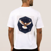 Adelaar die tegen een sterrenachtergrond vliegt t-shirt (Achterkant)