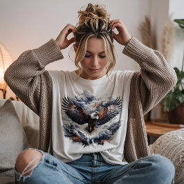 Adelaar die tevoorschijn komt uit wolken t-shirt