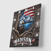 Adelaar genesteld tussen bergen en Amerikaanse vla Vierkante Klok (Hoek)