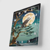 Adelaar neergestreken op boom onder volle maan nac vierkante klok (Hoek)