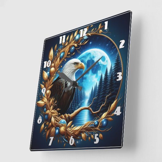 Adelaar neergestreken op boomtak onder maanlicht vierkante klok (Hoek)