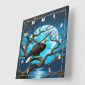 Adelaar neergestreken op tak onder maanverlichte h vierkante klok (Hoek)