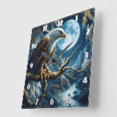 Adelaar neergestreken op tak onder maanverlichte h vierkante klok (Hoek)