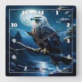 Adelaar neergestreken op tak onder vol maanlicht vierkante klok (Voorkant)