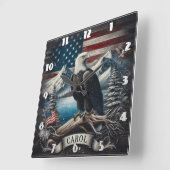 Adelaar op tak met bergen en vlag vierkante klok (Hoek)