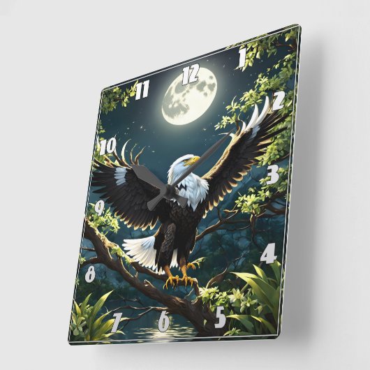 Adelaar spreidt vleugels op tak onder maanlicht vierkante klok (Hoek)