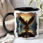 Adelaar stijgt over Lake Reflection Mok<br><div class="desc">Begin je dag met het krachtige afbeelding van de Eagle Soaring Over Lake Reflection Mok. Deze dynamische mok heeft een majestueuze adelaar die zijn vleugels over een rustig meer verspreidt, met de verbluffende reflectie van de adelaar en het omliggende bos gevangen in het water eronder. Gepersonaliseerd met jouw naam, voegt...</div>