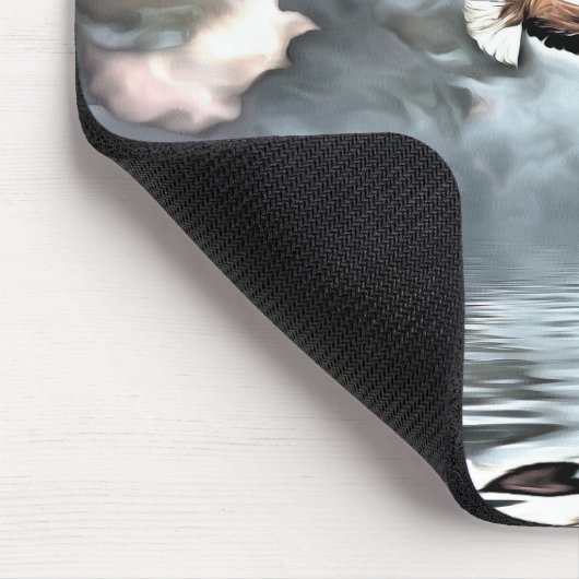 Adelaar vliegt boven wateroppervlak muismat (Hoek)