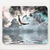 Adelaar vliegt boven wateroppervlak muismat (Voorkant)
