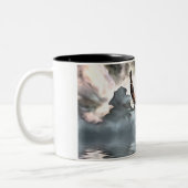 Adelaar vliegt boven wateroppervlak tweekleurige koffiemok (Links)