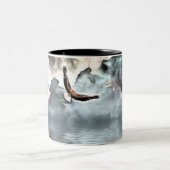 Adelaar vliegt boven wateroppervlak tweekleurige koffiemok (Center)