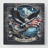 Adelaar zweeft boven bergen met Amerikaanse vlag Vierkante Klok (Voorkant)