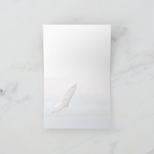 Adelaar zweeft over bergen alle gelegenheid leeg feestdagen kaart (Binnen)