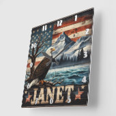 Adelaar zweeft over bergen en vlaggen vierkante klok (Hoek)