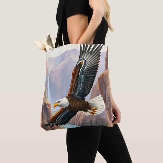 Adelaar zweeft over Canyon en River Tote Bag (Dichtbij)