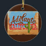 Adelanto California Cartoon Desert Retro Travel Keramisch Ornament<br><div class="desc">Adelanto California neo vintage-reisontwerp in een grappige cartoon retro-stijl met de woestijn,  een cactus en rotsen. Blauw,  bruin en rood met groene cactus.</div>