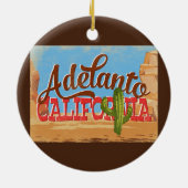 Adelanto California Cartoon Desert Retro Travel Keramisch Ornament (Achterkant)