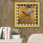 Adele Lady in Gold, Gustav Klimt Framed, gecheckt Vierkante Klok<br><div class="desc">wandklok met beroemde illustraties "Adele - the Lady in Gold" van Gustav Klimt,  omhuld in gouden afbeeldingen lijst,  onderstreept met zwarte en witte gevlekte gelaatvormers achtergrond.</div>