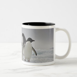 Adelie Penguins over ijsstromen Tweekleurige Koffiemok