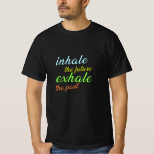 Adem de toekomst in, adem het verleden uit - Motiv T-shirt