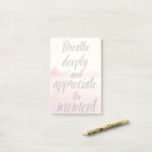 Adem diep en waardeer het moment post-it® notes (Op bureau)