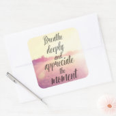 Adem diep en waardeer het moment vierkante sticker (Envelop)