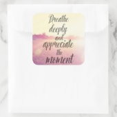 Adem diep en waardeer het moment vierkante sticker (Tas)