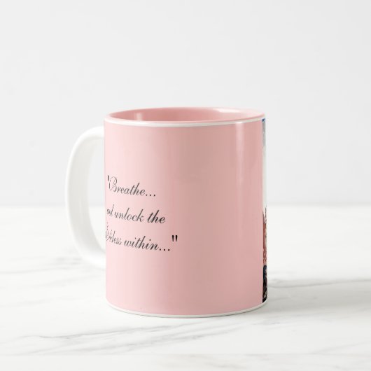 "Adem...en ontgrendel de godin binnen..." Twee-T Tweekleurige Koffiemok (Voorkant links)