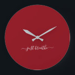 Adem gewoon bogundy elegant script yoga uit grote klok<br><div class="desc">Moderne yoga-klok met een chic burgundy-achtergrond en een elegant, met de hand geschreven wit script met de quote "just ademhalen".</div>