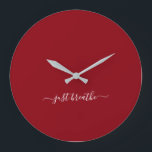 Adem gewoon bogundy elegant script yoga uit grote klok<br><div class="desc">Moderne yoga-klok met een chic burgundy-achtergrond en een elegant, met de hand geschreven wit script met de quote "just ademhalen".</div>