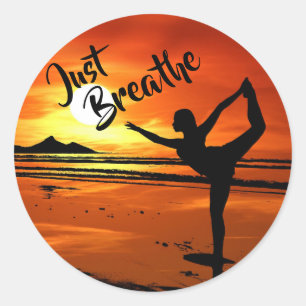 Adem gewoon Vreedzame Yoga Pose op het strand bij Ronde Sticker