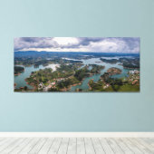 Adembenemend Uitzicht van Guatape Antioquia Cloudy Canvas Afdruk (Insitu (Houten vloer))