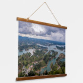 Adembenemend Uitzicht van Guatape Antioquia Cloudy Hangend Wandkleed (Gebogen)