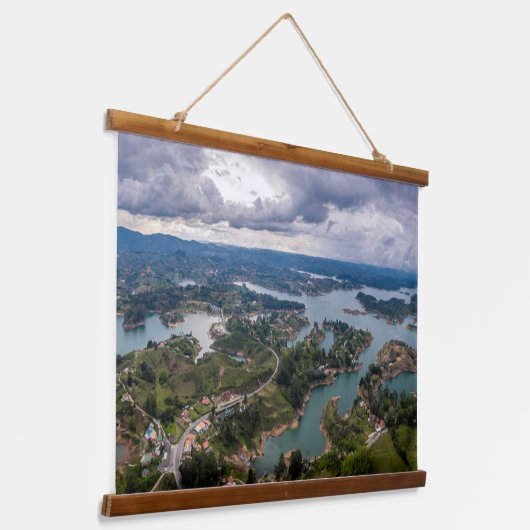 Adembenemend Uitzicht van Guatape Antioquia Cloudy Hangend Wandkleed (Gebogen)