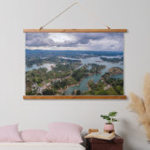 Adembenemend Uitzicht van Guatape Antioquia Cloudy Hangend Wandkleed (Slaapkamer)
