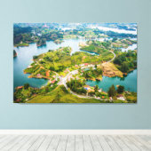 Adembenemend Uitzicht van Guatape Antioquia Sunny  Canvas Afdruk (Insitu (Houten vloer))