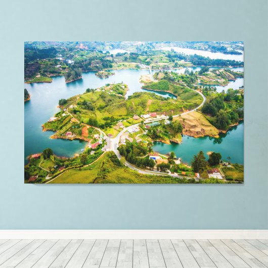 Adembenemend Uitzicht van Guatape Antioquia Sunny  Canvas Afdruk (Insitu (Houten vloer))