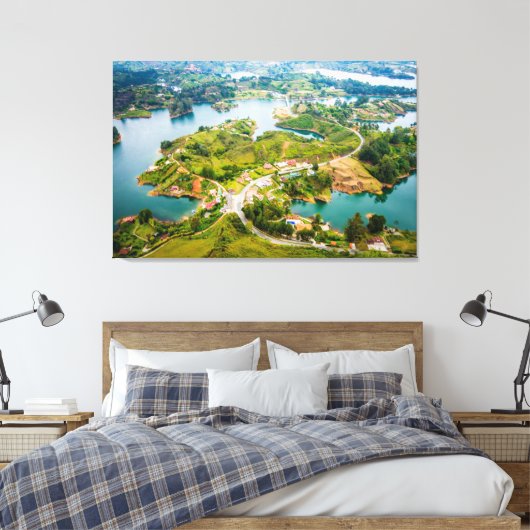 Adembenemend Uitzicht van Guatape Antioquia Sunny  Canvas Afdruk (Insitu (Slaapkamer))