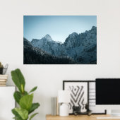 Adembenemende bergen en sparrenbos poster (Thuiskantoor)