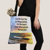 ADEMBENEMENDE ROMEINEN 8:28 SCHRIFT FOTO TOTE BAG (Dichtbij)