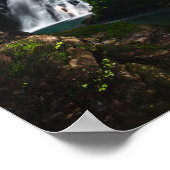 Adembenemende waterval Šum in magisch bos Poster (Hoek)