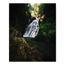 Adembenemende waterval Šum in magisch bos